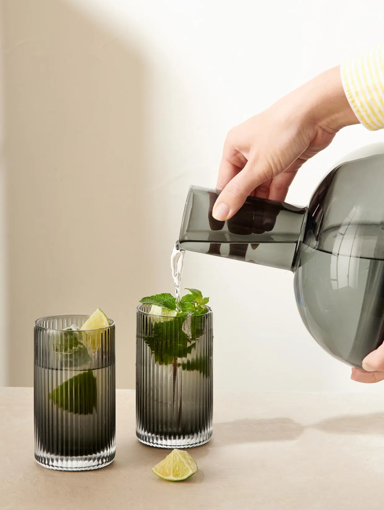 karaffe mit trinkglas, grey