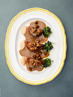 ovale platte mit fahne